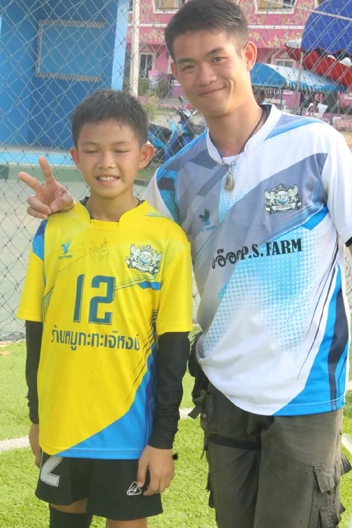 *ฮีโร่ตัวจริง!!! ส่องภาพชีวิต "โค้ชเอก" ผู้อยู่เบื้องหลังและเคียงข้าง "ทีมหมูป่า" ที่สละได้ทุกอย่าง เพื่อให้น้องรอด!!!