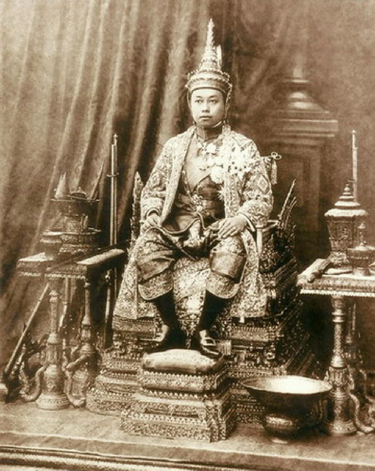 เหตุการณ์วันครองราชย์!! ๒๓ ต.ค. "สมเด็จพระบรมโอรสาธิราช เจ้าฟ้ามหาวชิราวุธฯ" ขึ้นเสวยราชสมบัติเป็นพระมหากษัตริย์รัชกาลที่ ๖ แห่งราชวงศ์จักรี