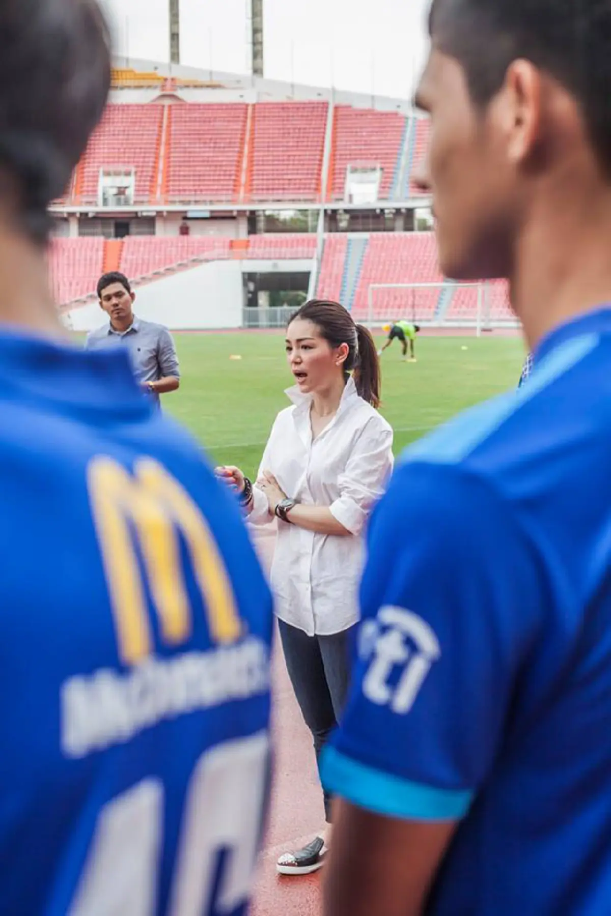 ภาพความน่ารัก และความสวย ความเก่ง ของเธอคนนี้ "มาดามเดียร์" วทันยา วงศ์โอภาสี อดีตผู้จัดการทีมชาติไทย รุ่นอายุไม่เกิน 23 ปี (เจอดี - คลิป)