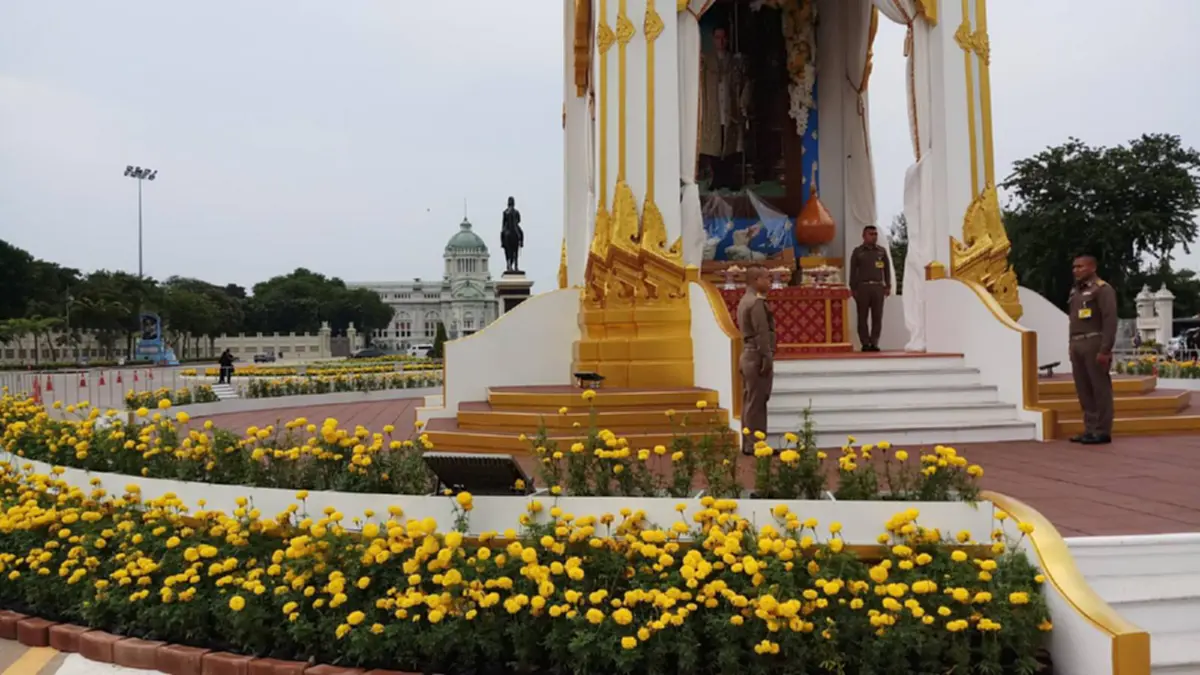 จิตอาสาร่วมซ้อมพิธีวางดอกไม้จันทน์พระราชพิธีถวายพระเพลิงพระบรมศพ ในหลวง ร.9 พระเมรุมาศจำลอง 85 แห่งทั่วประเทศ แล้วเสร็จ 100%