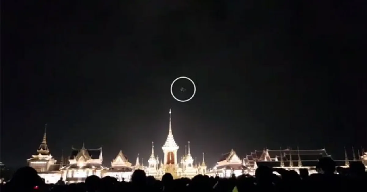 สุดอัศจรรย์ยิ่ง!!ฝูงนกปริศนาบินเหนือพระเมรุมาศ ผู้เชี่ยวชาญยังประหลาดใจ ผิดวิสัยนกสายพันธุ์นี้ ร่ำไห้เมื่อนึกถึงเหตุอัศจรรย์ครั้งหนึ่ง!!?