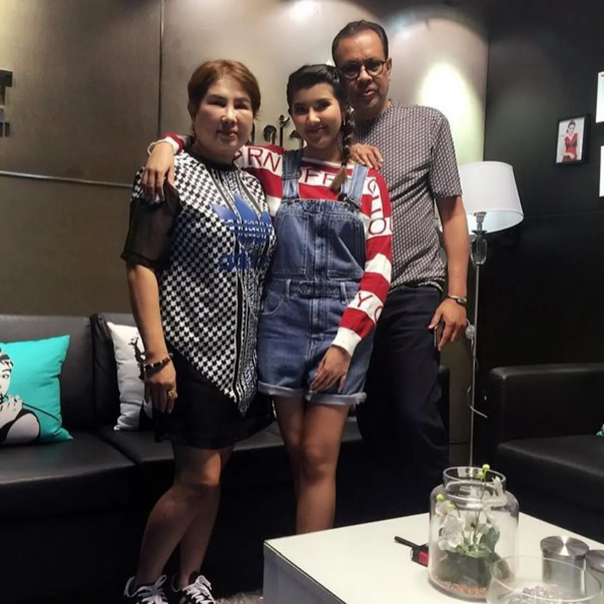 นี่แหละห้อยแบบมีเสน่ห์ !!!   เปิดภาพลูกสาวคนเล็ก "โน๊ต เชิญยิ้ม "  ไม่น่าเชื่อ โตเป็นสาวแล้ว จะสวยได้ขนาดนี้ (ชมภาพ)