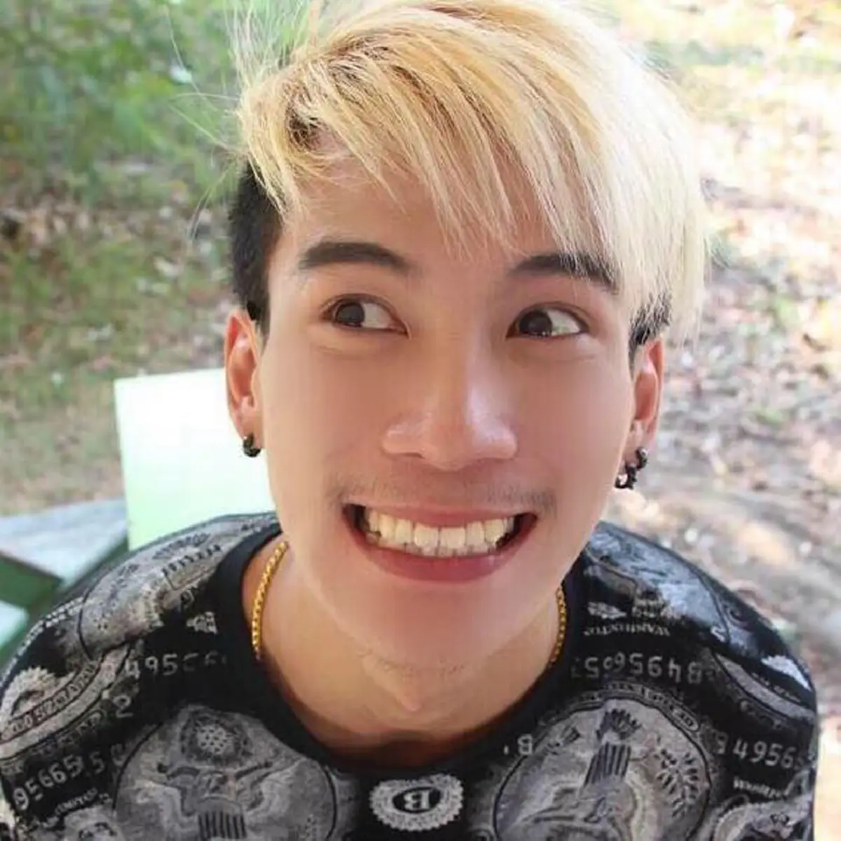 เงาะถอดรูปตัวจริง!!! "เสี่ย ต๊ะ ตุ่ง ตวง" เด็กแว๊นหัวทอง เจ้าของท่าเต้นสุดกวน เผยหน้าจริงที่เห็นแล้วโคตรอึ้ง หล่อเหลาจนสาวๆ ตามแจกเบอร์?