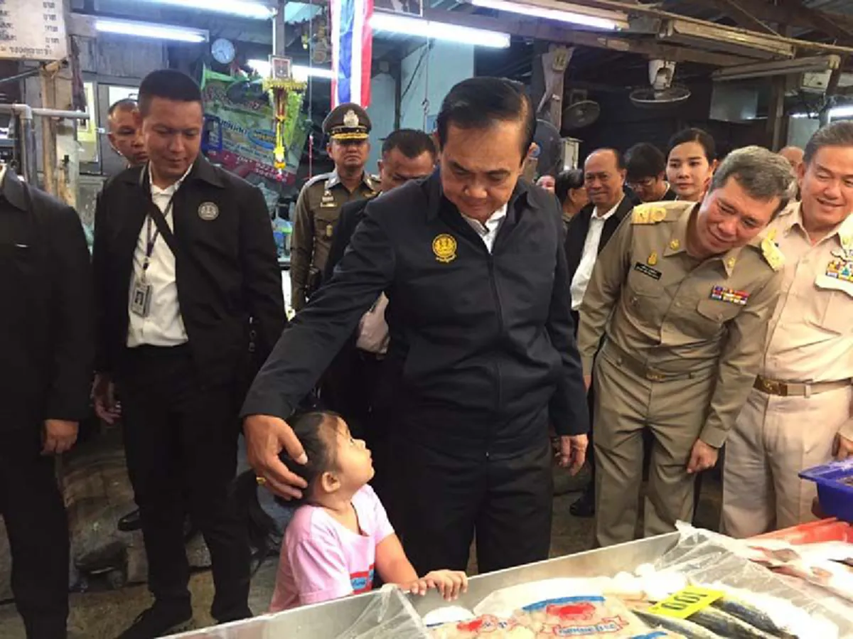 \"บิ๊กตู่\" ตะลุย ตลาดพระประแดง พ่อค้า-แม่ค้ารุมให้ดอกไม้พร้อมกำลังใจ เผยอยากให้นายกฯ อยู่อีก 4 ปี