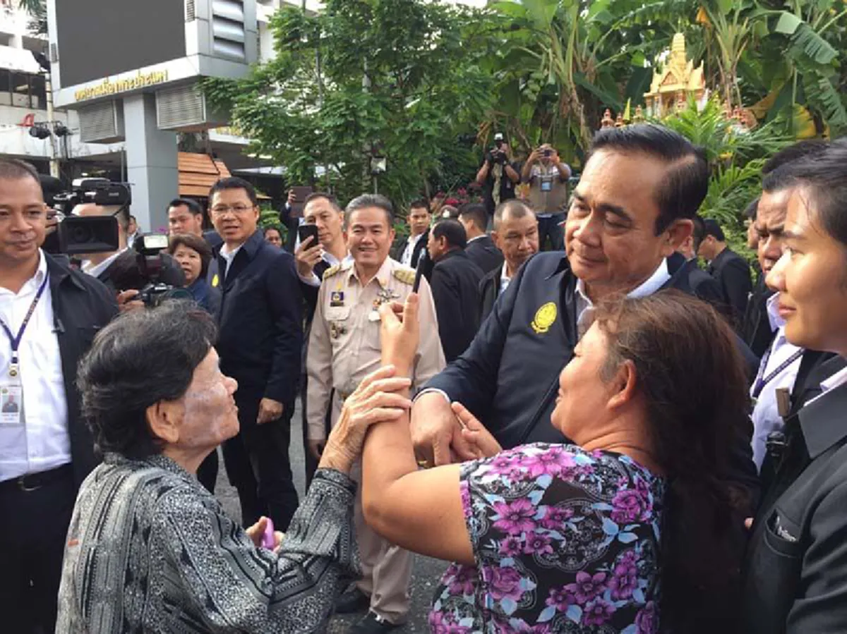 \"บิ๊กตู่\" ตะลุย ตลาดพระประแดง พ่อค้า-แม่ค้ารุมให้ดอกไม้พร้อมกำลังใจ เผยอยากให้นายกฯ อยู่อีก 4 ปี
