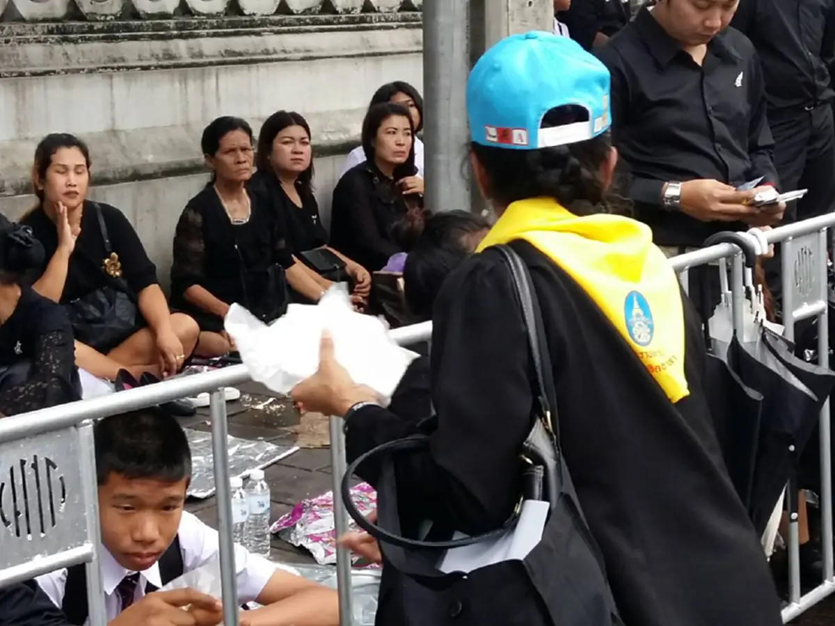 รวมพลจิตอาสา "ทำความดีด้วยหัวใจถวายในหลวงรัชกาลที่ 9" น้อมส่งเสด็จสู่สวรรคาลัย (ภาพชุด)