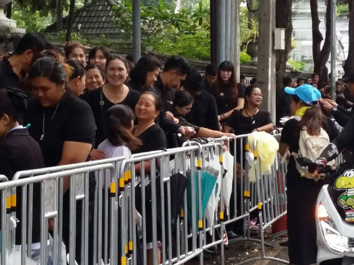 รวมพลจิตอาสา "ทำความดีด้วยหัวใจถวายในหลวงรัชกาลที่ 9" น้อมส่งเสด็จสู่สวรรคาลัย (ภาพชุด)