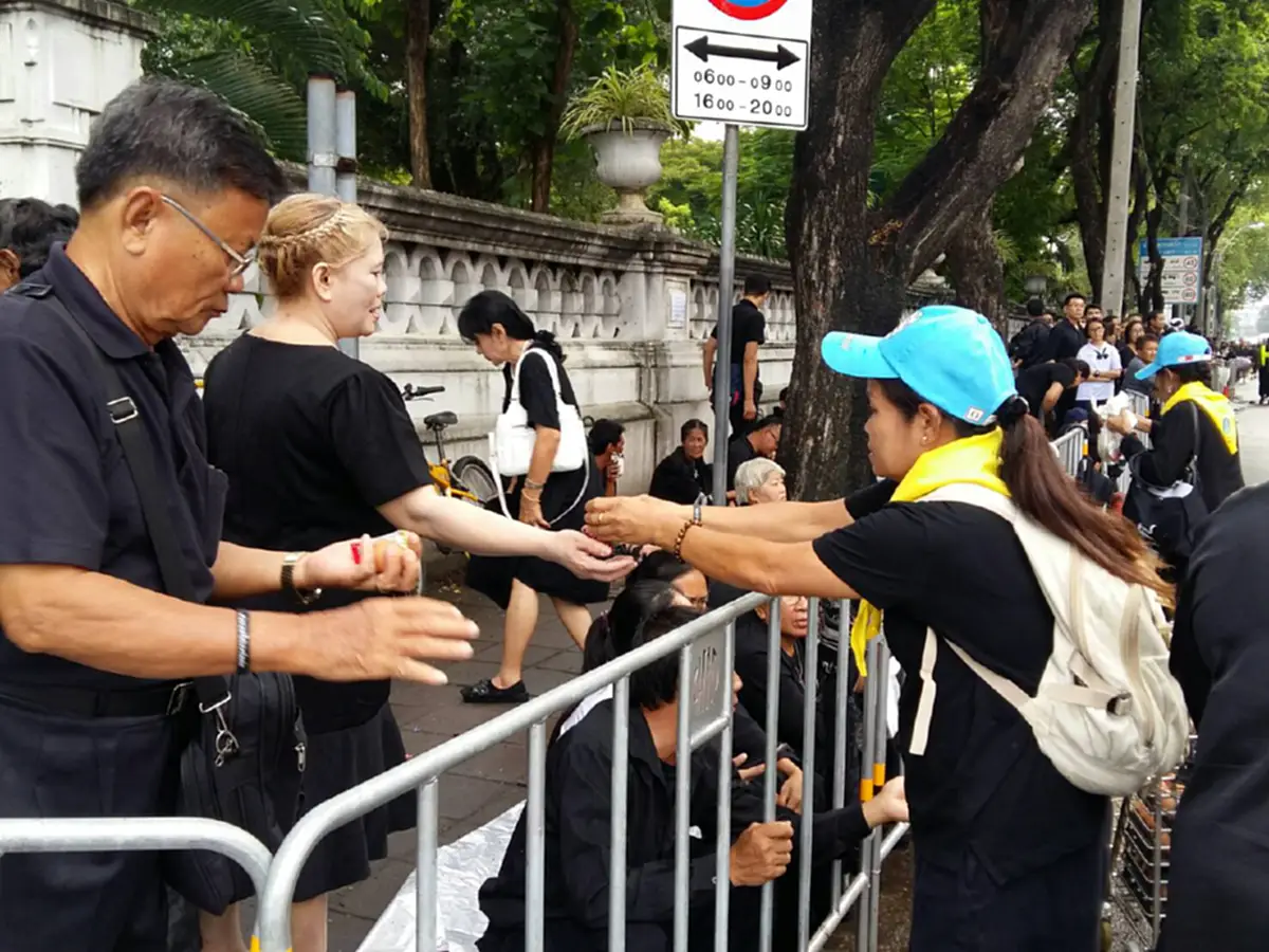 รวมพลจิตอาสา "ทำความดีด้วยหัวใจถวายในหลวงรัชกาลที่ 9" น้อมส่งเสด็จสู่สวรรคาลัย (ภาพชุด)