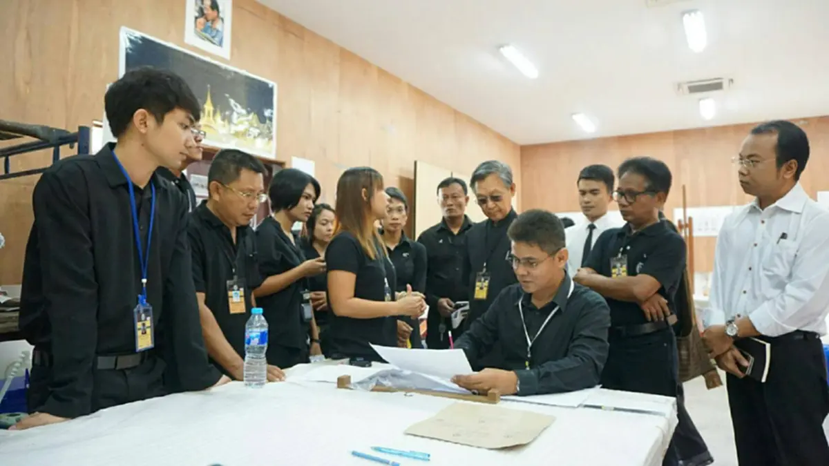 อดีตนายก "ชวน หลีกภัย" พร้อมสำนักช่างสิบหมู่ กรมศิลปากร  เคลื่อนฉากบังเพลิงสู่พระเมรุมาศ ณ ท้องสนามหลวง (มีคลิป)