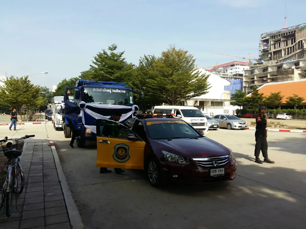 อดีตนายก "ชวน หลีกภัย" พร้อมสำนักช่างสิบหมู่ กรมศิลปากร  เคลื่อนฉากบังเพลิงสู่พระเมรุมาศ ณ ท้องสนามหลวง (มีคลิป)