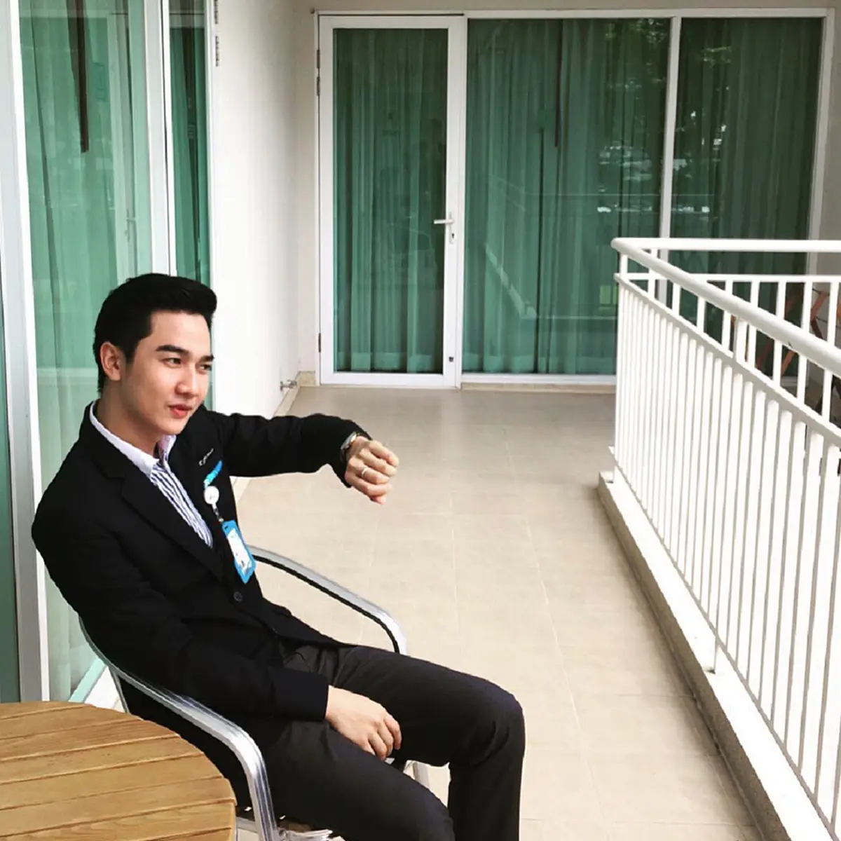 รักพี่เสียดายน้อง !! "สจ๊วตหนุ่ม" สายการบินดัง ที่จริงเป็นพี่ชายแท้ๆของนักเตะแข้งทอง "เมสซี่เจ" !! งานนี้สาวๆแห่กรี๊ดเครื่องบินแทบแตก ?(ภาพ)