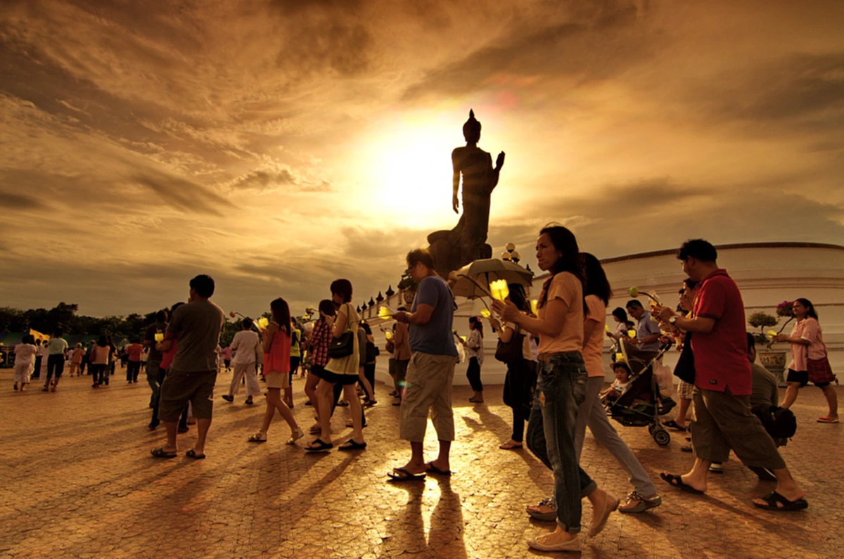 เตรียมตัวให้พร้อม เวียนเทียนคืนนี้ วิสาขบูชา!... เปิดประวัติการเวียนเทียน เวียนเทียนอย่างไร สวดบทไหน ถึงได้อานิสงส์แรง!