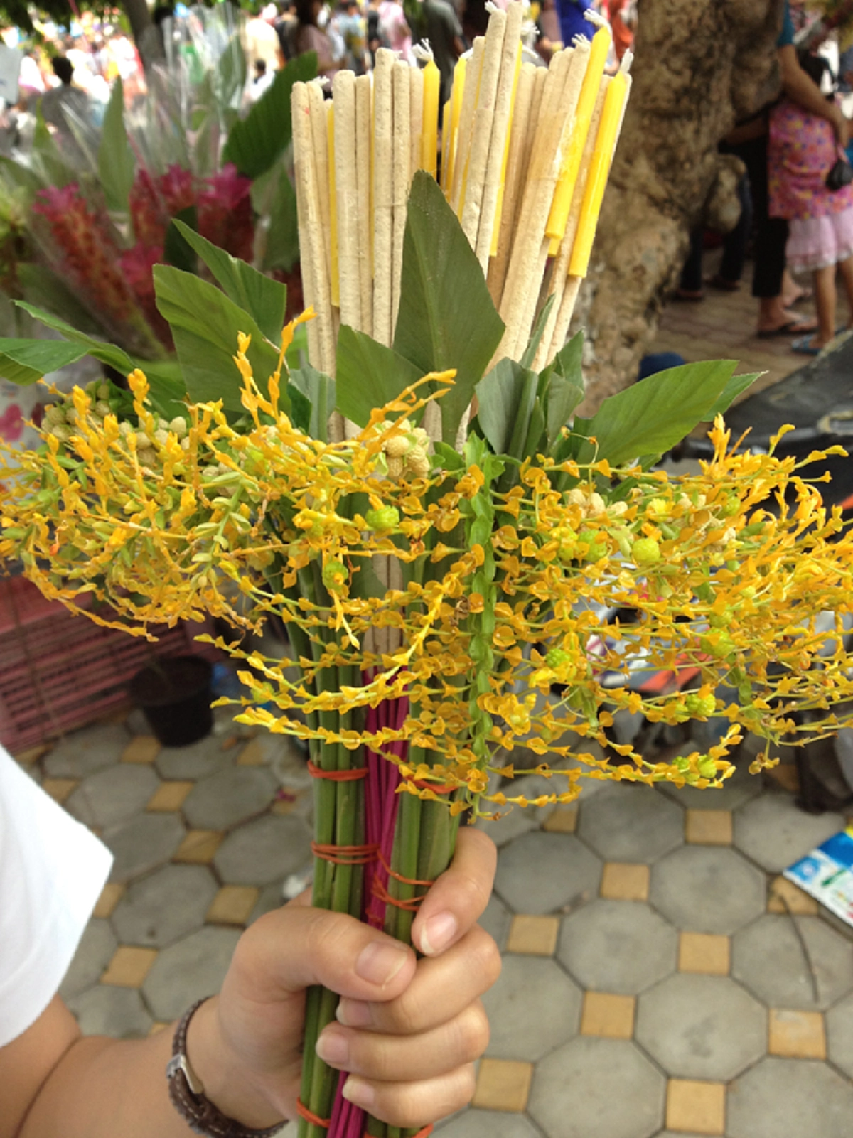 แห่งเดียวในโลก!!! 1 ปีมี1ครั้ง ประเพณีตักบาตรดอกไม้กับการสร้างอานิสงค์ที่ยิ่งใหญ่อย่างยิ่ง (คลิป)