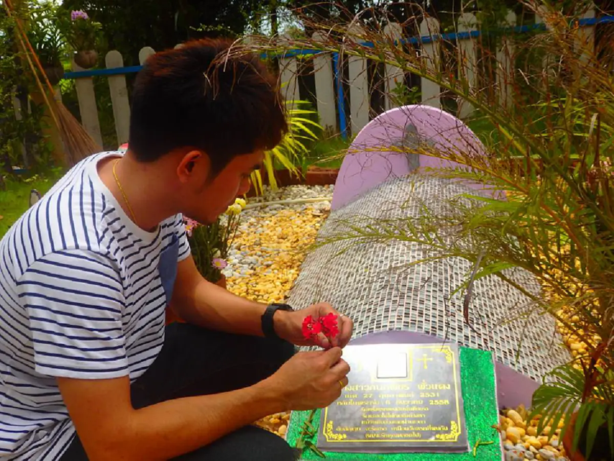 น้ำตาไหลทั้งโซเชียล!! แชร์สนั่นหนุ่มโพสต์เศร้าสูญเสียแฟนสาวคบนานกว่า 11 ปี วันนี้ขอทำสิ่งสุดท้ายเพื่อเธอ ย้ำเตือนชีวิตคนมีคู่ !!? (มีคลิป)