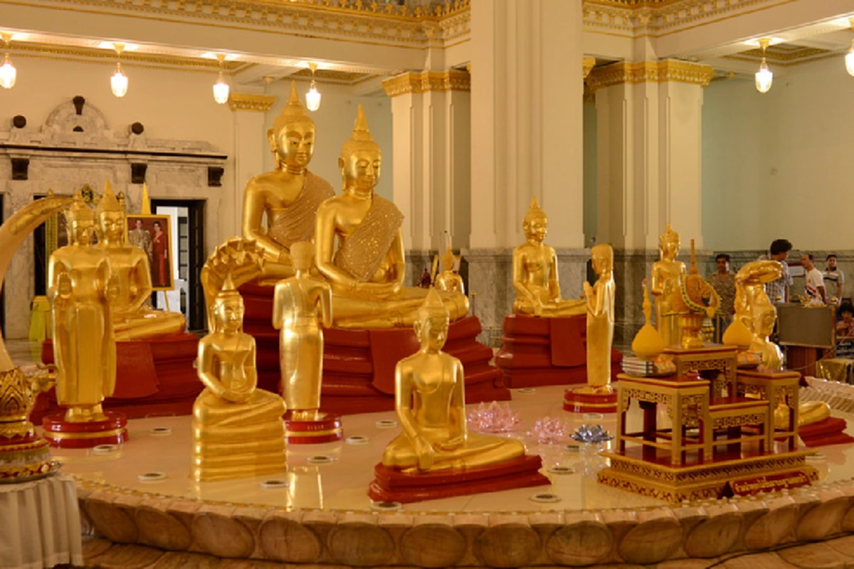 ส่งท้ายปีเก่า ต้อนรับปีใหม่ ๒๕๖๑ " คาถาพระเจ้าห้าพระองค์ หลวงพ่อโสธร "หมั่นภาวนาทุกวัน ชีวิตราบรื่นตลอดทั้งปี ประเสริฐดีนักแล...