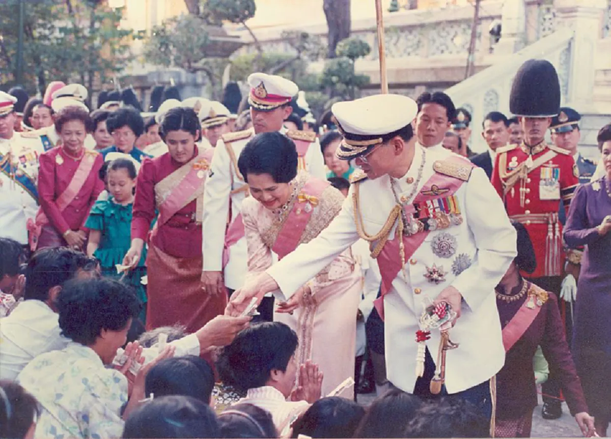 ไม่มีที่ไหนอีกแล้วในโลก!! ราษฎรถวายเงินให้กับพระเจ้าแผ่นดิน ร่วมทำบุญบูรณะปฏิสังขรณ์ "วัดพระแก้ว" นับว่าเป็นบุญของคนไทยอย่างที่สุด