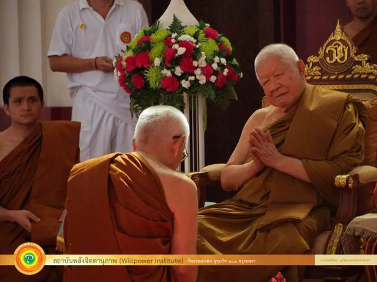 นี่แหละพระแท้! ไม่ยึดในยศสมณศักดิ์ และทรัพย์ใดใด เผยภาพ "สมเด็จพระอริยวงศาคตญาณ" (สมเด็จพระมหามุนีวงศ์) ก้มกราบ "หลวงพ่อวิริยังค์"