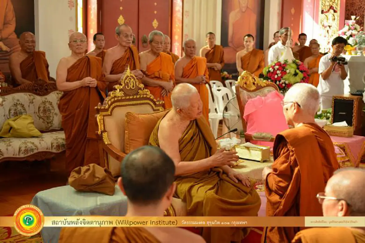 นี่แหละพระแท้! ไม่ยึดในยศสมณศักดิ์ และทรัพย์ใดใด เผยภาพ "สมเด็จพระอริยวงศาคตญาณ" (สมเด็จพระมหามุนีวงศ์) ก้มกราบ "หลวงพ่อวิริยังค์"