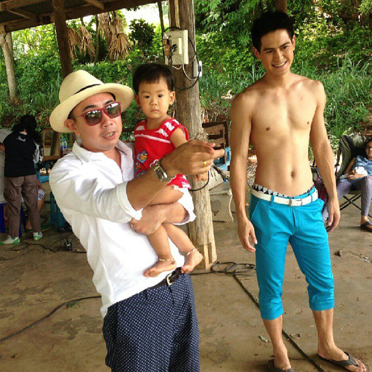 ไม่จำเป็นต้องหรู ก็อยู่ได้ !! ส่องวิถีชีวิตนอกจอ และวิธีการสอนลูกของพระเอกหนุ่ม ลูก 2  ยึดหลักเศรษฐกิจพอเพียง !! (ชมภาพ) 