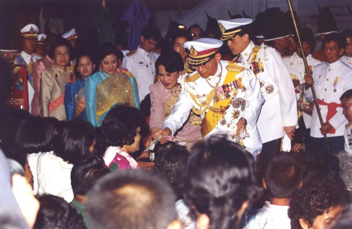 ไม่มีที่ไหนอีกแล้วในโลก!! ราษฎรถวายเงินให้กับพระเจ้าแผ่นดิน ร่วมทำบุญบูรณะปฏิสังขรณ์ "วัดพระแก้ว" นับว่าเป็นบุญของคนไทยอย่างที่สุด