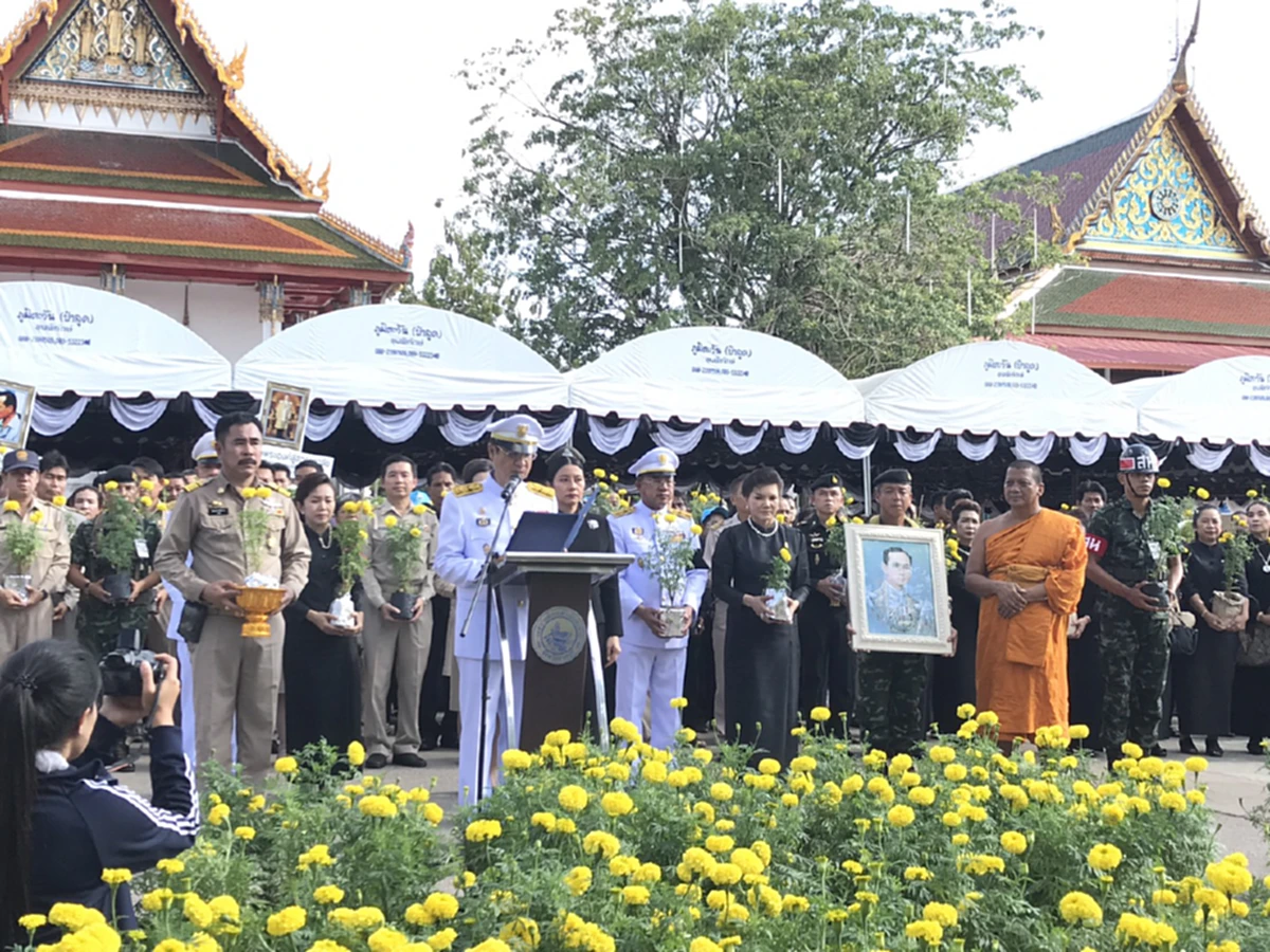 พ่อเมืองราชบุรี นำทีม นอภ.ร่วมพิธีลงเรือนำพระบรมฉายาลักษณ์ ร.9 และดอกดาวเรือง ถวายพ่อ
