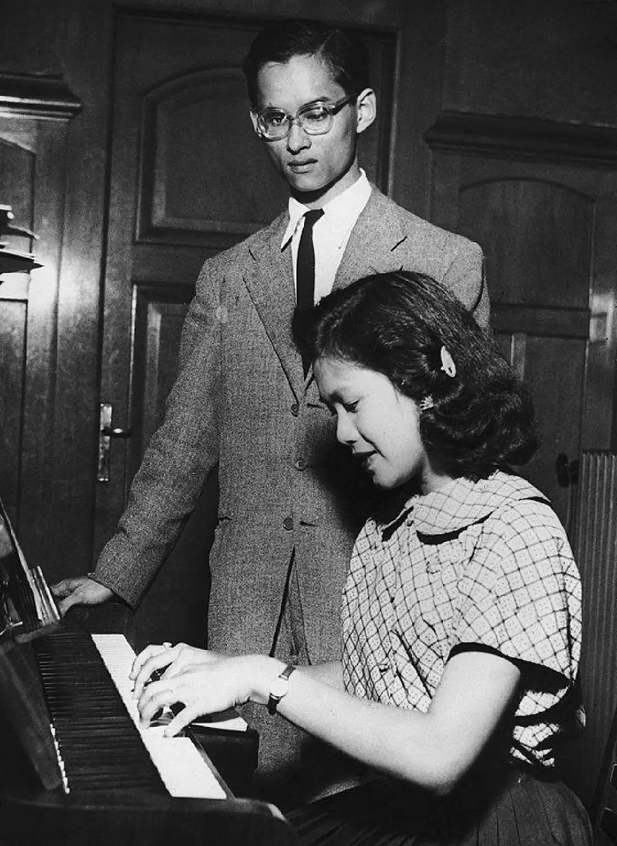 แชร์เก็บไว้ในความทรงจำ ภาพพระบรมฉายาลักษณ์ของ "ในหลวงรัชกาลที่๙" ที่หาดูได้ยาก (ภาพชุด)