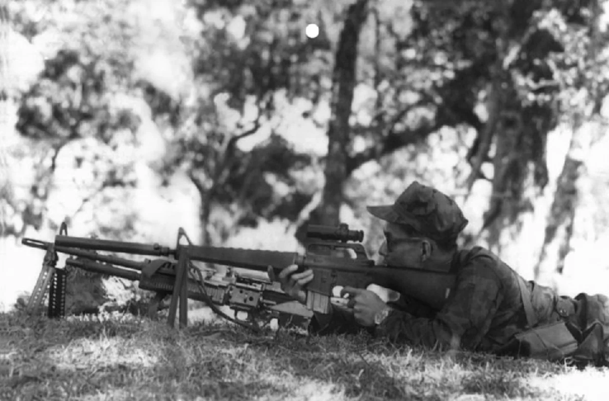 ธ ทรงเป็น จอมทัพไทย!! อีกหนึ่งพระปรีชาสามารถของ "ในหลวง ร.9 - สมเด็จพระราชินีฯ" ด้านทรงพระแสงปืน ที่คนรุ่นหลังไม่เคยได้เห็น (ภาพ)