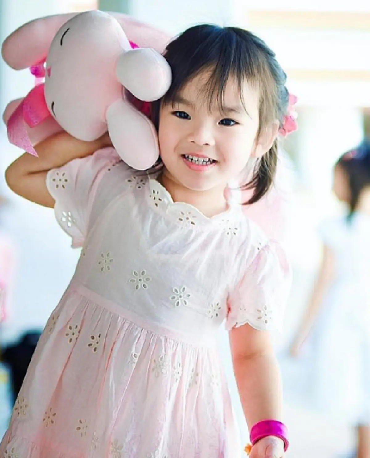 เอ็นดูหนักมาก!! เมื่อ "น้องปีใหม่" โพสท่าถ่ายรูป ยิ่งโต..ยิ่งฉายแววสวย ทำแฟนคลับใจละลายเป็นแถว ถึงขั้นแซวหนุ่ม "สงกรานต์" เตรียมไว้หนวดรอเลย