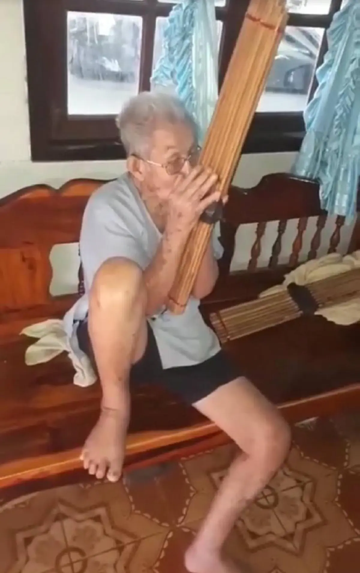 เป่าแคนวันเกิด !?!!! “ตาวัย 92 “ สุดยอดแข็งแรง เป่าให้หลานวันเกิดสบายๆ (มีคลิป)