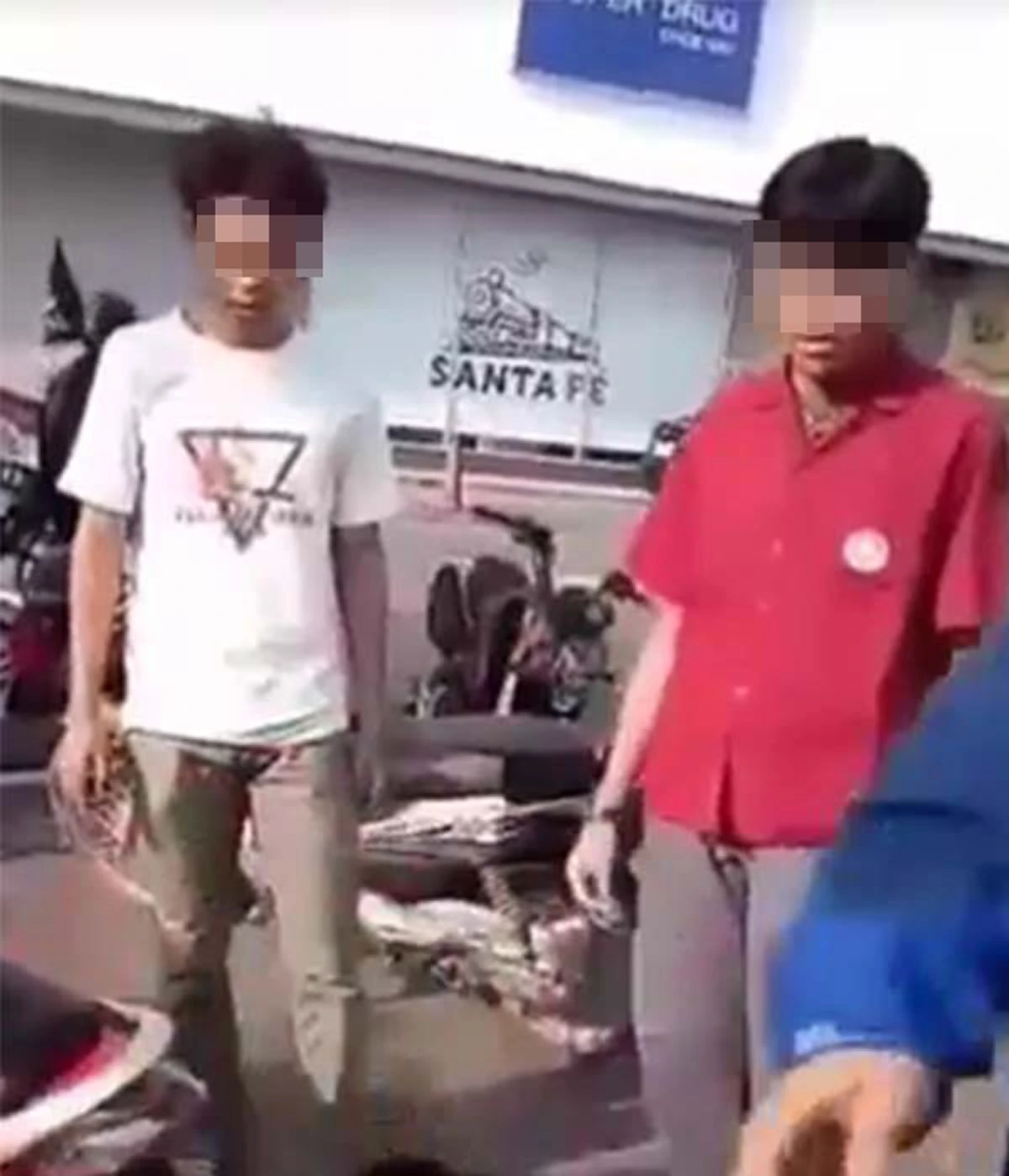 ถูกต้องไหม? หนุ่มเดือด ถูกขโมยมอเตอร์ไซค์ จับได้ ตบสั่งสอน-สั่งถอดกางเกง แต่กลับถูกต่อว่า? (คลิป)