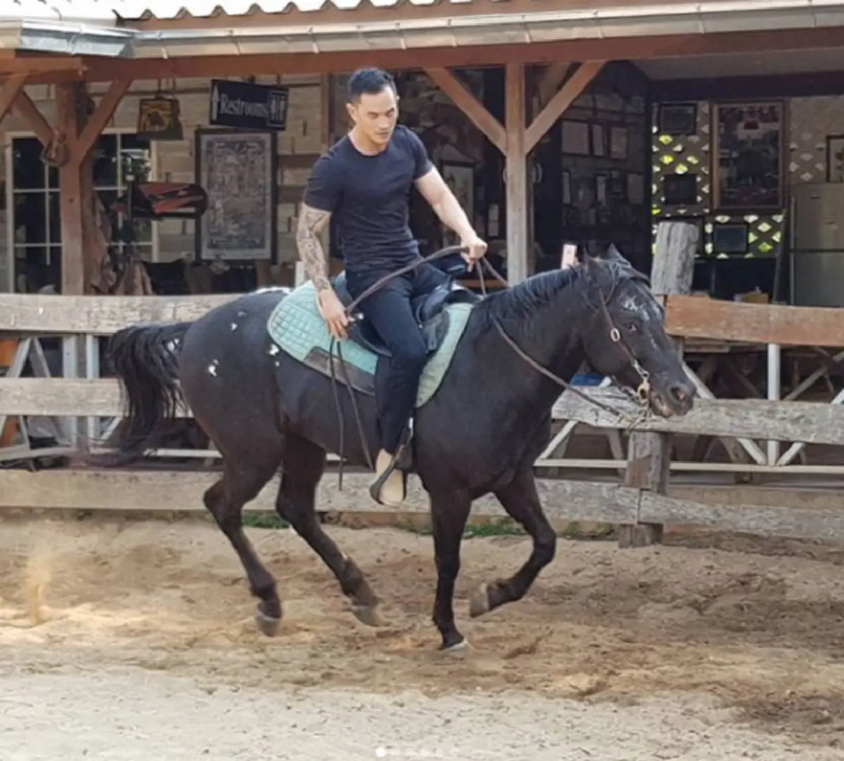 ดีต่อใจเวอร์ๆ!! เมื่อ "สงกรานต์" เอ่ยปากชมน้องปีใหม่ว่ามีมารยาทงาม แถมแซว "แอฟ " ด้วยข้อความซึ้งกินใจ งานนี้ทำแฟนคลับเฮลั่น!? (มีคลิป)