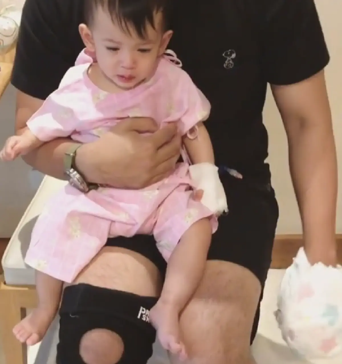 ซึ้งปนฮาสุดๆ \"น้องมียา\" น้ำตาไหล เจ็บแผลถูกเจาะน้ำเกลือ \"พ่อเติ้ล ตะวัน\" เลยขอเจ็บเป็นเพื่อนด้วย อย่าร้องนะลูก