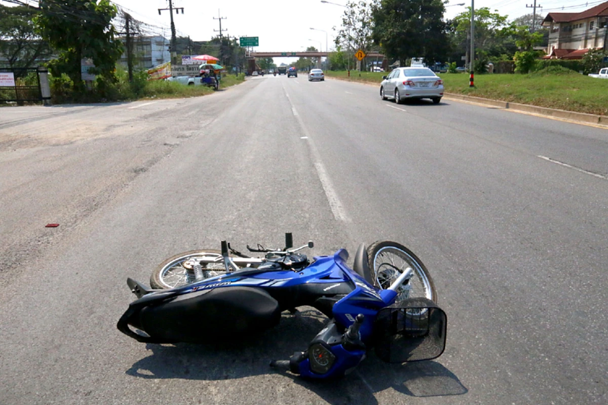 แชร์ไปรัวๆ!! "หนุ่มใจหล่อ" ยืนตากแดดกางร่ม ให้สาวถูกรถชนเลือดอาบ พอหันหน้ามาเท่านั้นแหละ กรี๊ดสนั่น!!