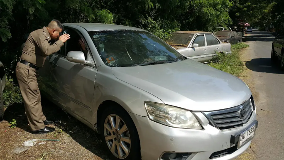 ระทึก! หนุ่มชาร์ตแบตมือถือบนรถ เกิดระเบิดไฟลุกไหม้ กระจกหน้าแตกร้าว ประตูซ้ายขวาผิดรูป คาดแรงอัดของก๊าซ