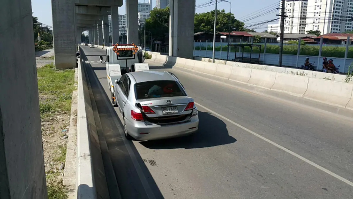 ระทึก! หนุ่มชาร์ตแบตมือถือบนรถ เกิดระเบิดไฟลุกไหม้ กระจกหน้าแตกร้าว ประตูซ้ายขวาผิดรูป คาดแรงอัดของก๊าซ