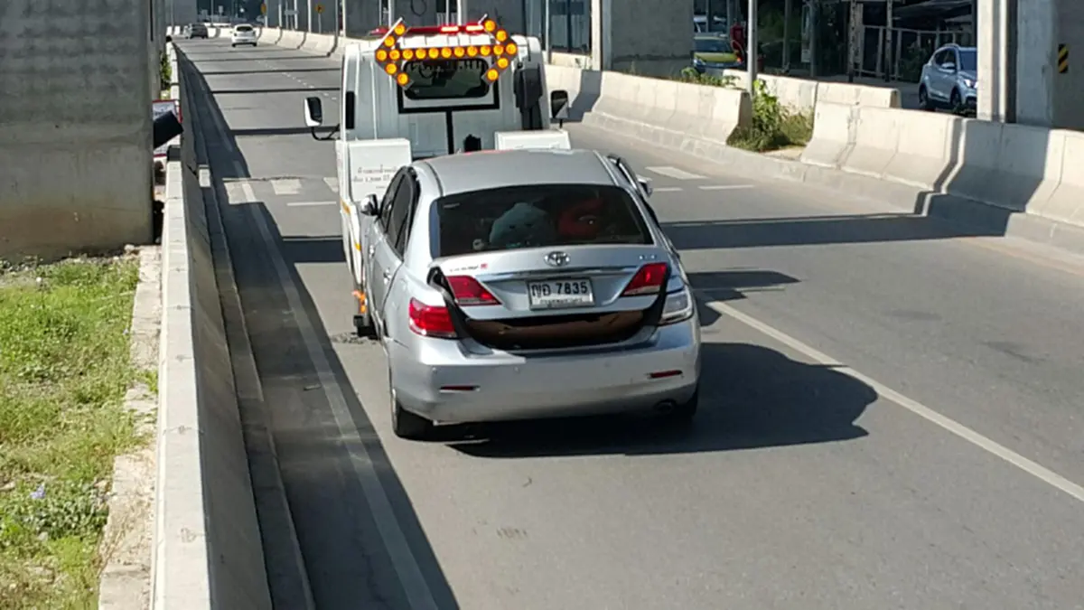 ระทึก! หนุ่มชาร์ตแบตมือถือบนรถ เกิดระเบิดไฟลุกไหม้ กระจกหน้าแตกร้าว ประตูซ้ายขวาผิดรูป คาดแรงอัดของก๊าซ