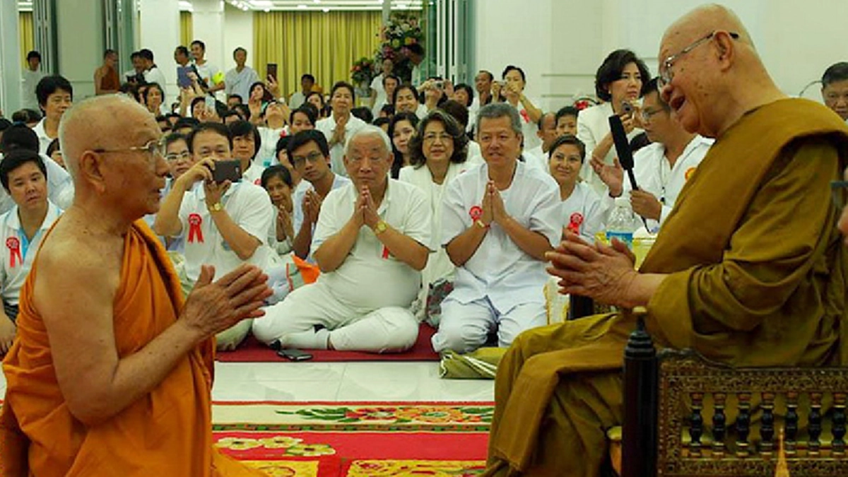 พระแท้ที่ทุกคนกราบได้สนิทใจ ได้เกิดปาฏิหาริย์ให้พบเห็นแล้ว แม้ภาพถ่ายอยู่ในกองไฟยังไม่ไหม้!!!