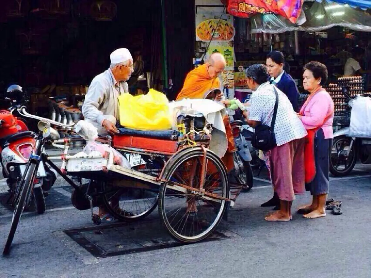 น้ำตาไหล...เปิดภาพล่าสุด "เปาะจิ๊" ชายชราปั่นสามล้อให้พระบิณฑบาต ล้มป่วยไร้ญาติเหลียวแล ตามตัวมีมดไต่ หมดแรงจะพูดคุยกับใคร!