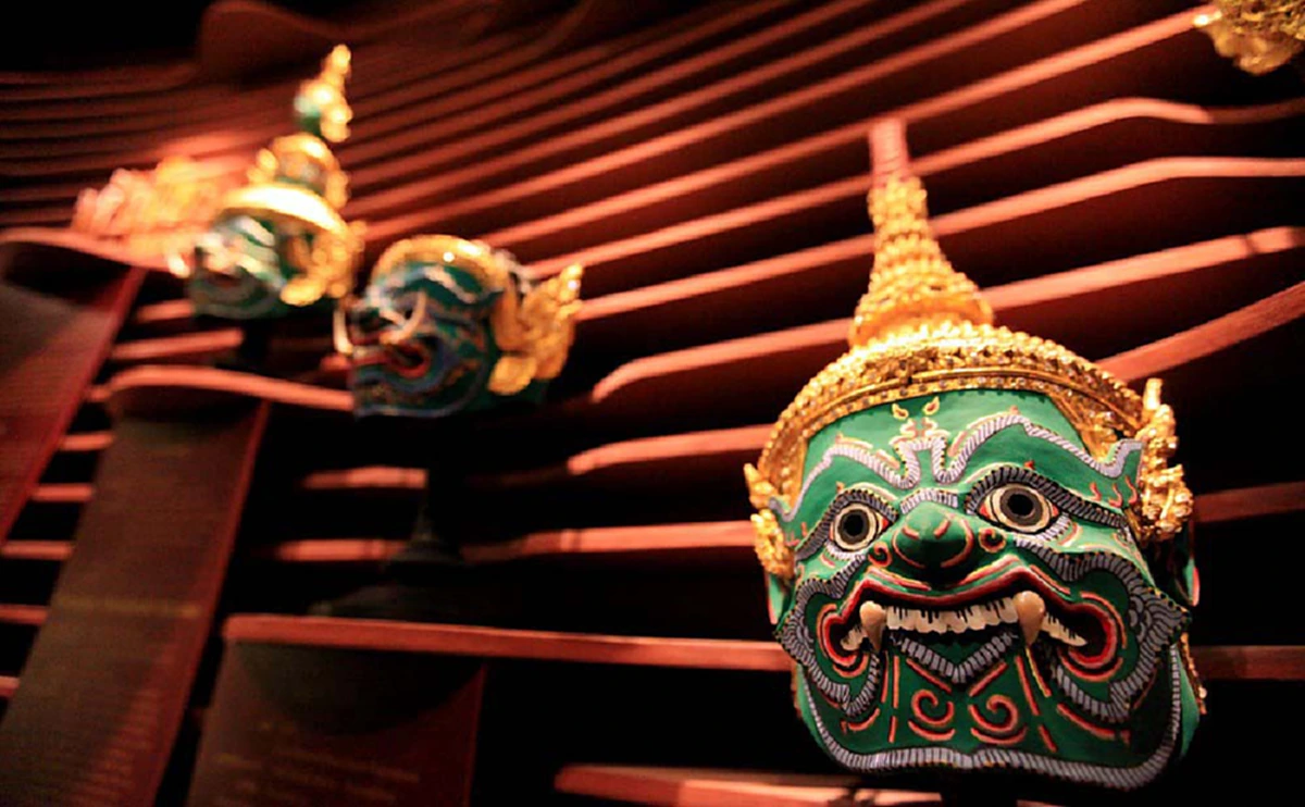 อาถรรพ์ต้องห้าม!!  "หัวโขน" ห้ามผู้แสดงเจาะแก้ไขตาโขนและห้ามหัวโขนเสียหายบริเวณตามาใช้..เด็ดขาด!! ตามความเชื่อ..อาจทำให้ต้องธรณีสาร !!