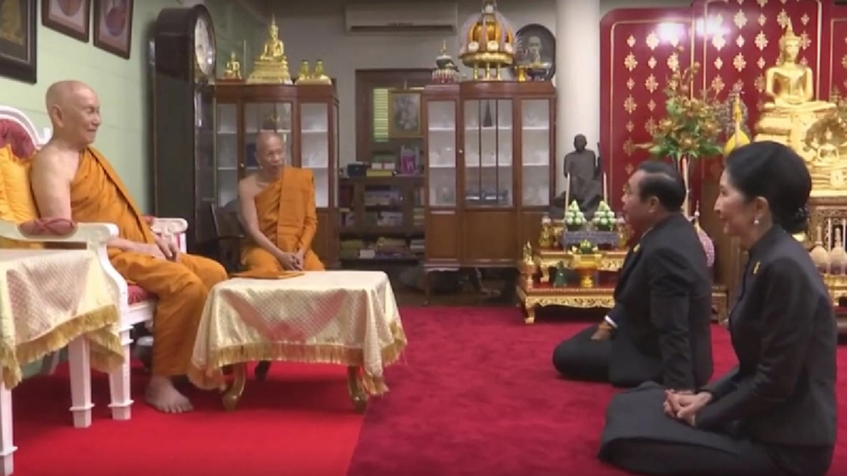 นายกรัฐมนตรีพร้อมภรรยา ออกเดินสายทำบุญเทศกาลเข้าพรรษาและถวายเทียนพร้อม เฝ้าถวายเครื่องสักการะแด่ "พระสังฆราช" ณ วัดบวรนิเวศ