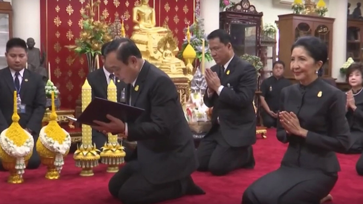 นายกรัฐมนตรีพร้อมภรรยา ออกเดินสายทำบุญเทศกาลเข้าพรรษาและถวายเทียนพร้อม เฝ้าถวายเครื่องสักการะแด่ "พระสังฆราช" ณ วัดบวรนิเวศ