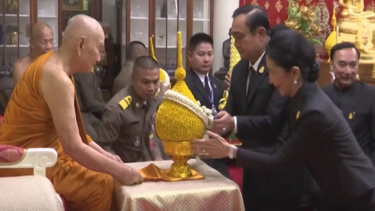 นายกรัฐมนตรีพร้อมภรรยา ออกเดินสายทำบุญเทศกาลเข้าพรรษาและถวายเทียนพร้อม เฝ้าถวายเครื่องสักการะแด่ "พระสังฆราช" ณ วัดบวรนิเวศ