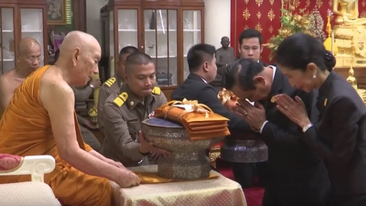 นายกรัฐมนตรีพร้อมภรรยา ออกเดินสายทำบุญเทศกาลเข้าพรรษาและถวายเทียนพร้อม เฝ้าถวายเครื่องสักการะแด่ "พระสังฆราช" ณ วัดบวรนิเวศ