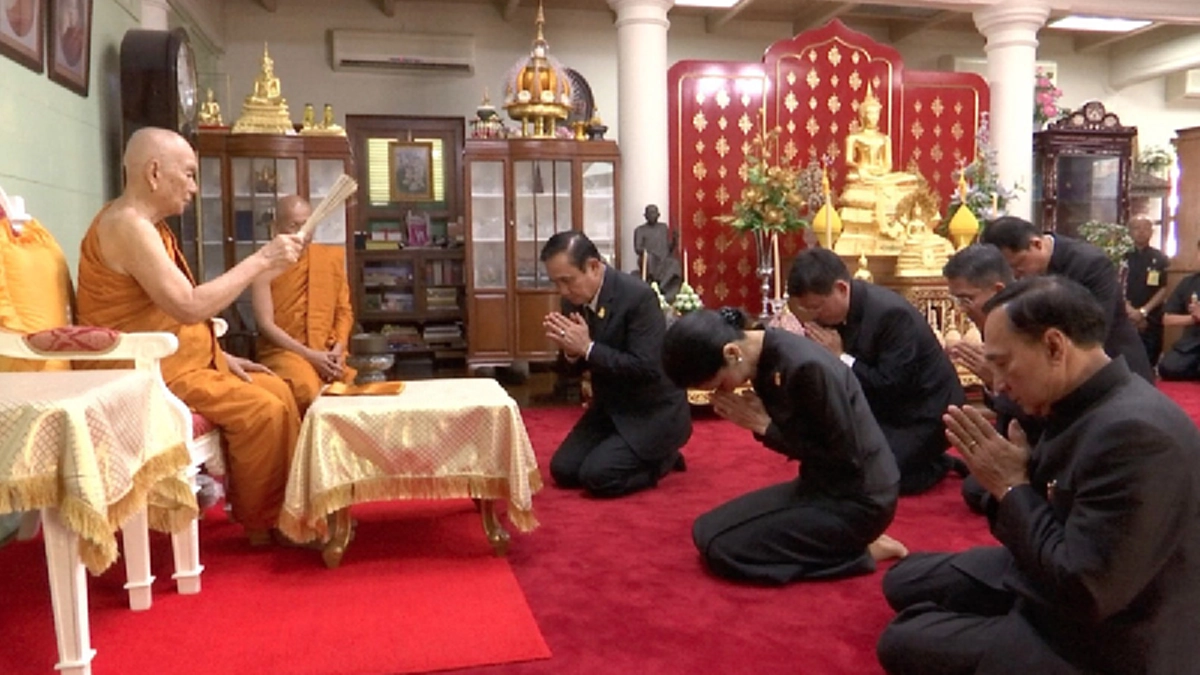 นายกรัฐมนตรีพร้อมภรรยา ออกเดินสายทำบุญเทศกาลเข้าพรรษาและถวายเทียนพร้อม เฝ้าถวายเครื่องสักการะแด่ "พระสังฆราช" ณ วัดบวรนิเวศ