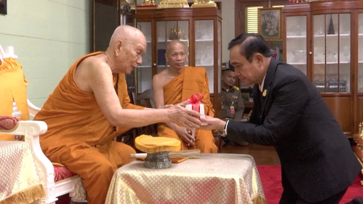 นายกรัฐมนตรีพร้อมภรรยา ออกเดินสายทำบุญเทศกาลเข้าพรรษาและถวายเทียนพร้อม เฝ้าถวายเครื่องสักการะแด่ "พระสังฆราช" ณ วัดบวรนิเวศ