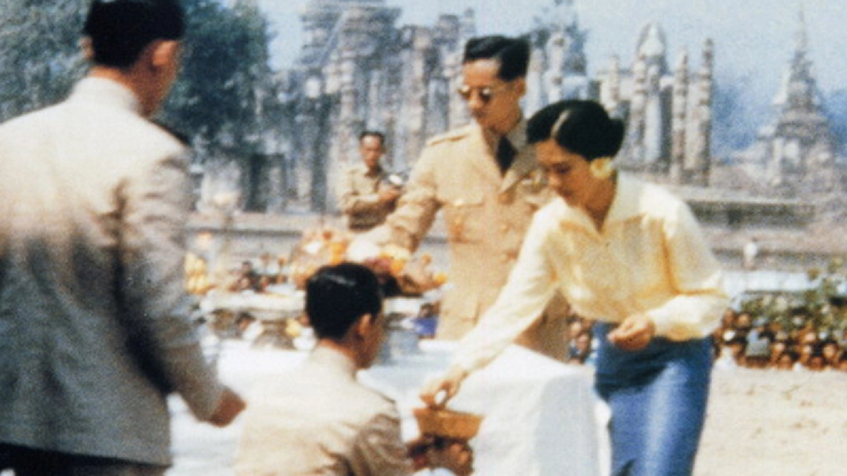 ยายจ๋า ขอดื่มน้ำฝนในถังสักแก้วได้ไหม!  พระราชดำรัสที่แม้ใครได้ยินก็ยากที่จะไม่รักและเทิดทูลท่านไว้สุดหัวใจ #คิดถึงพ่อบนฟ้า