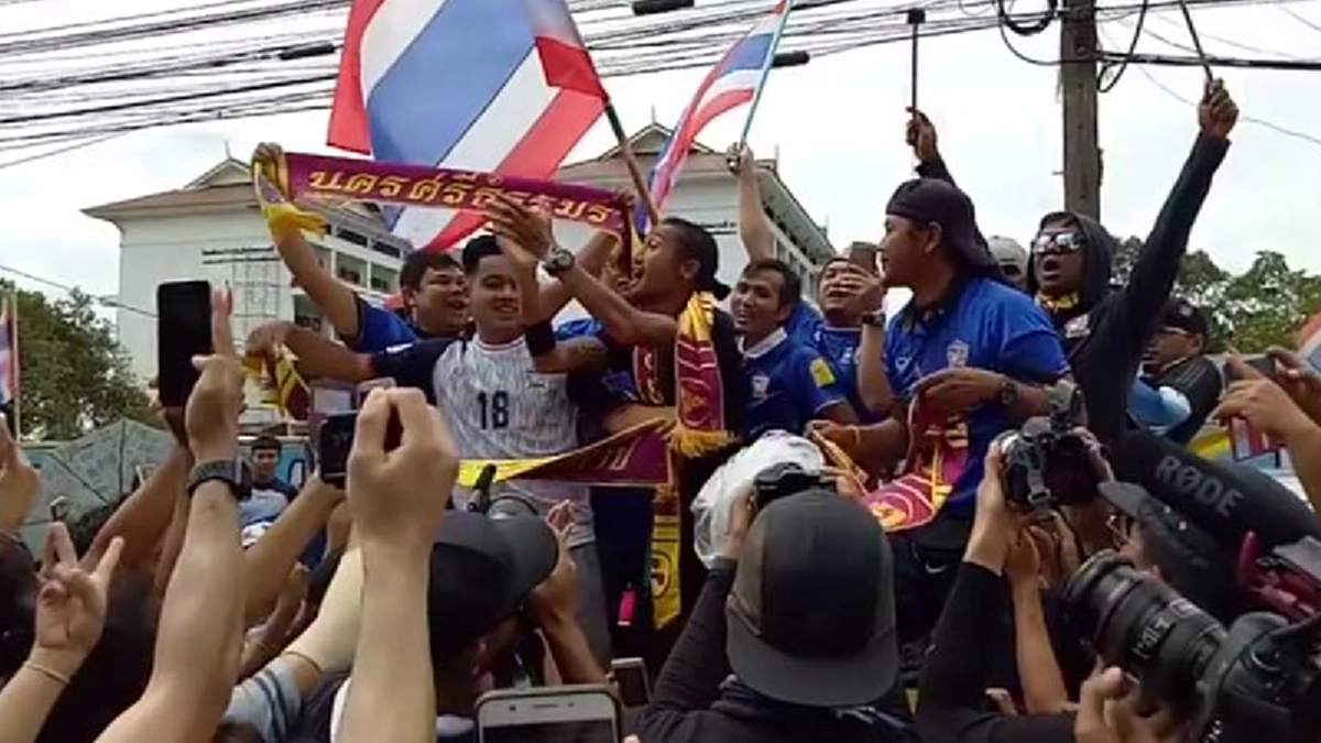 เซอร์ไพร์สสุดๆ เมื่อ "พี่ตูน" พุ่งขึ้นมาบนรถกะบะ ร่วมร้องเพลงไปกับแฟนบอลนครฯ (มีคลิป)#ก้าวคนละก้าว#ตูนบอดี้สแลม#ก้าว