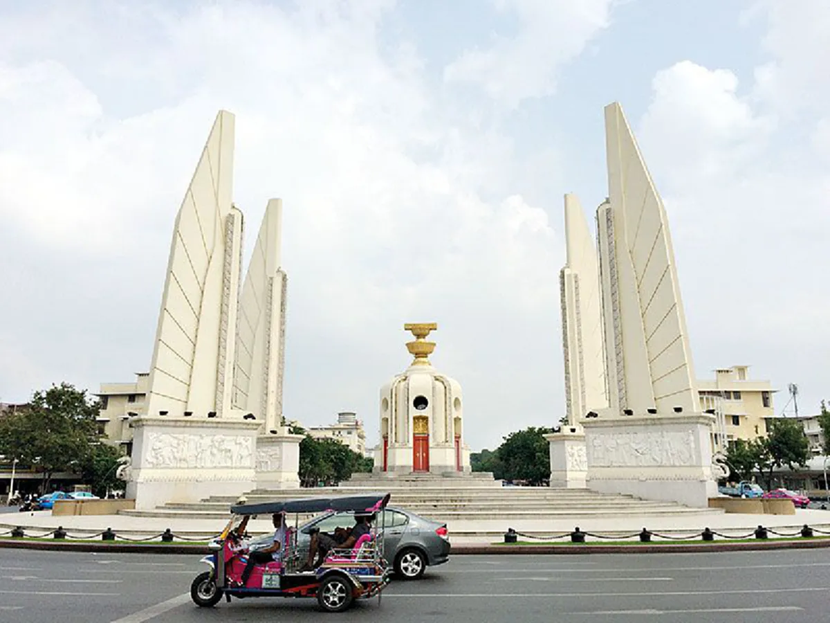 น้ำพระทัยแห่งพระพุทธเจ้าหลวง!! จากลายครามจีนสู่ชื่อบ้านนามเมืองแห่งสยาม นามมงคลพระราชทาน "ถนนรอบพระราชวังดุสิต" ที่หลายคนไม่เคยรู้มาก่อน !!