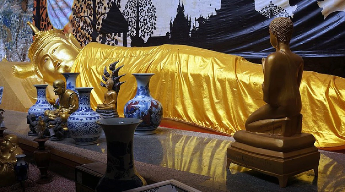 เปิดตำนาน "พระพุทธไสยาสน์ทรงเทริดมโนราห์" ไว้ปากถ้ำ รักษาสมบัติ เผย..ลงปริศนาธรรมฉบับครูมโนราห์เพื่อคุ้มครอง!!