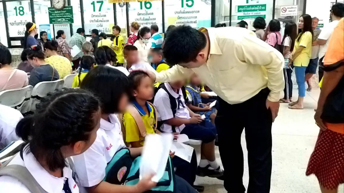 รถตู้รับ-ส่งนักเรียน ชนท้ายกระบะ ในเขตกบินทร์บุรี